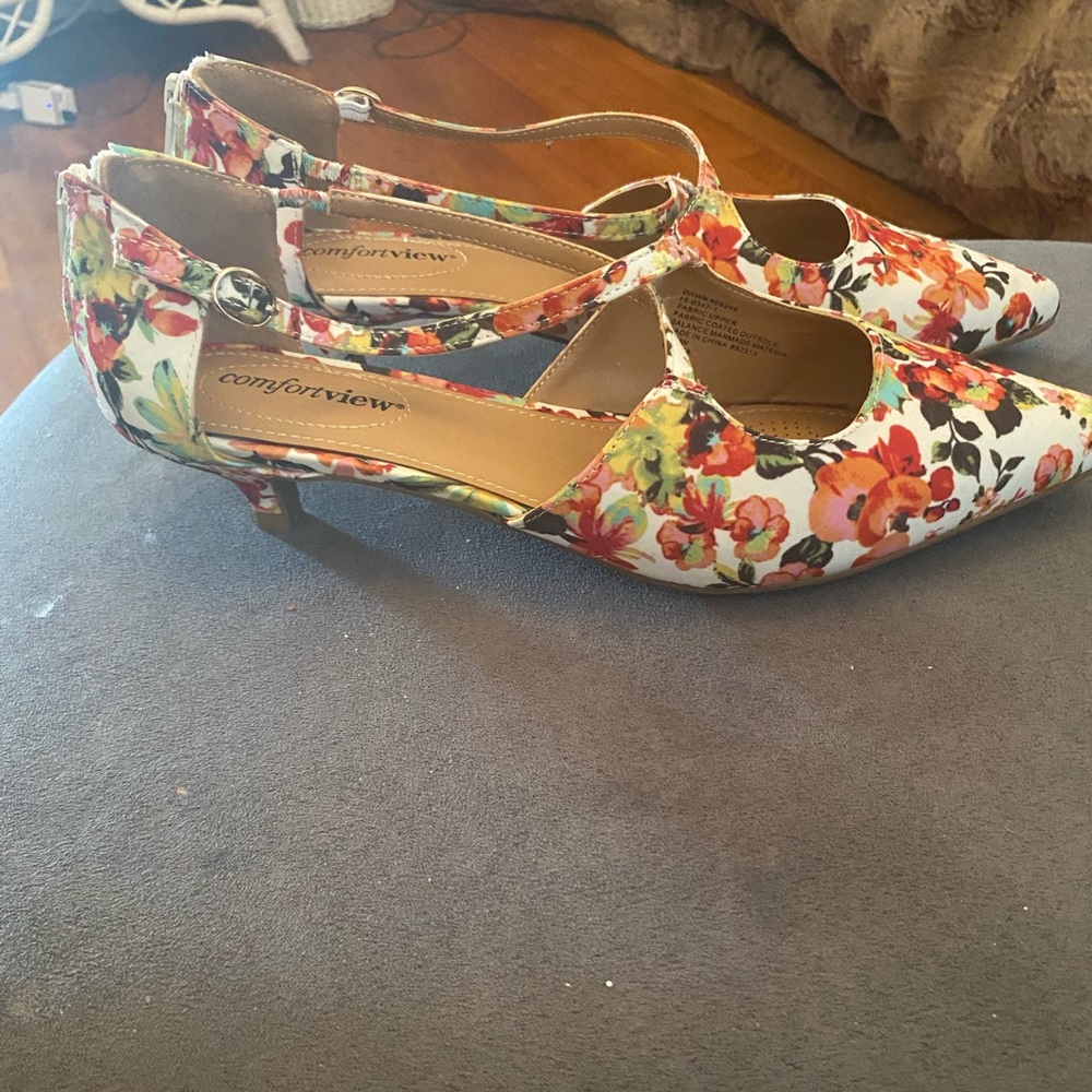 Comfort view kitten heels